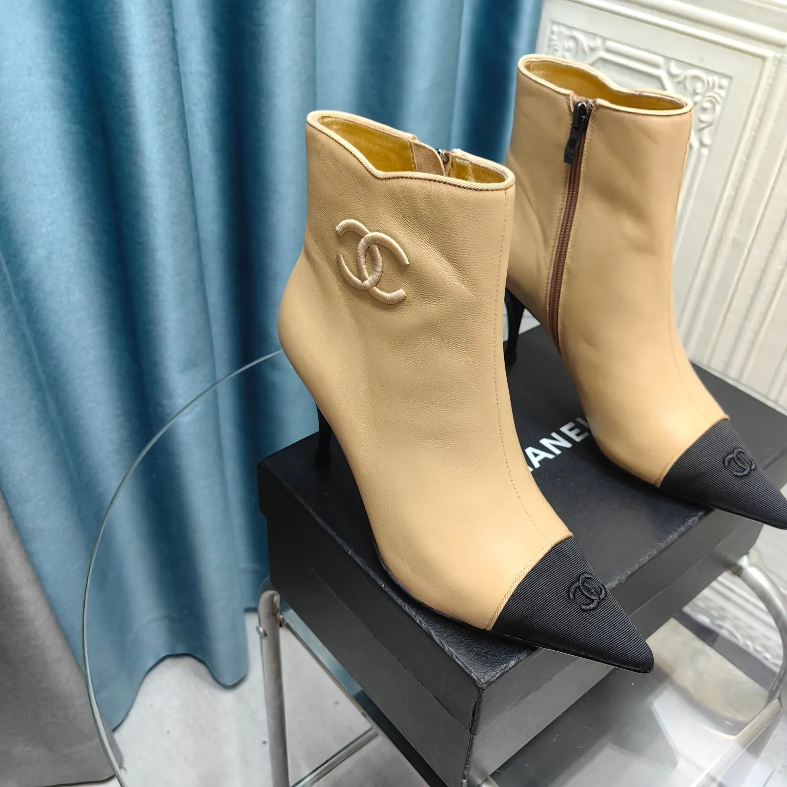 👟👟Ex-factory price 700👟👟Chanel 24B new pointed toe double C embroidered short boots Super handsome shoe shape😎 Cowhide upper, sheepskin lining, genuine leather outsole, 8cm heel height, Size: 35-39, other sizes can be customized